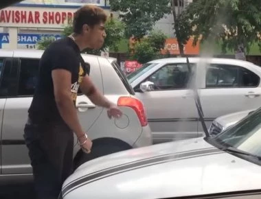 Ινδία: Εξαγριωμένος πεζός εναντίον οδηγού (βίντεο)